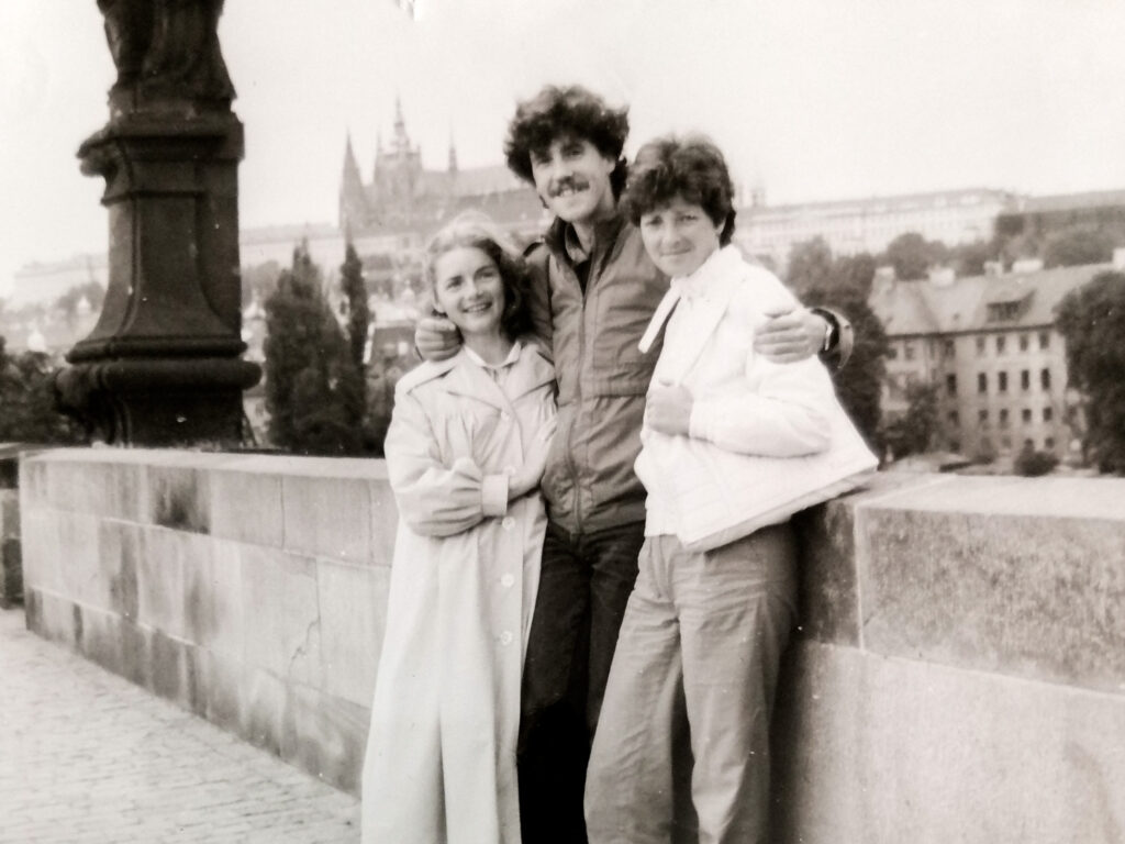 Anne Kappel mit ihren Eltern in Prag. 
Foto: Familie Kappel