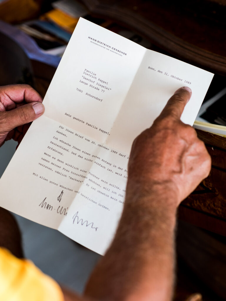 Dietrich Kappel zeigt einen Brief von Außenminister Genscher.
Foto: Manja Hermann