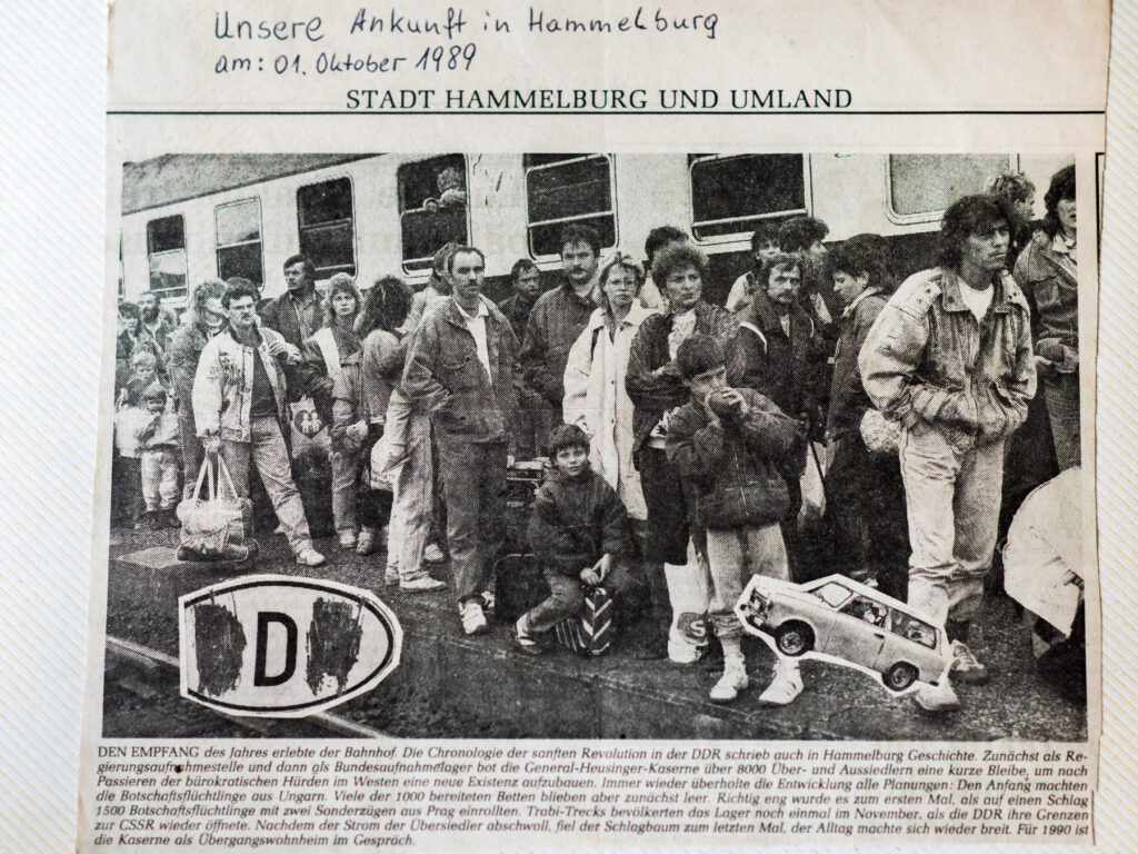 Uwe Runggas sechster von links bei seiner Ankunft 1989. Foto: Manja Hermann