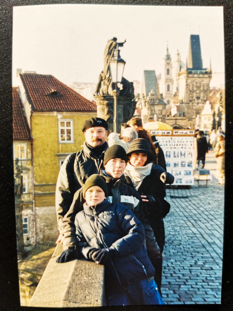 Ein altes Bild zeigt Familie Richter in Prag. Foto: Manja Hermann